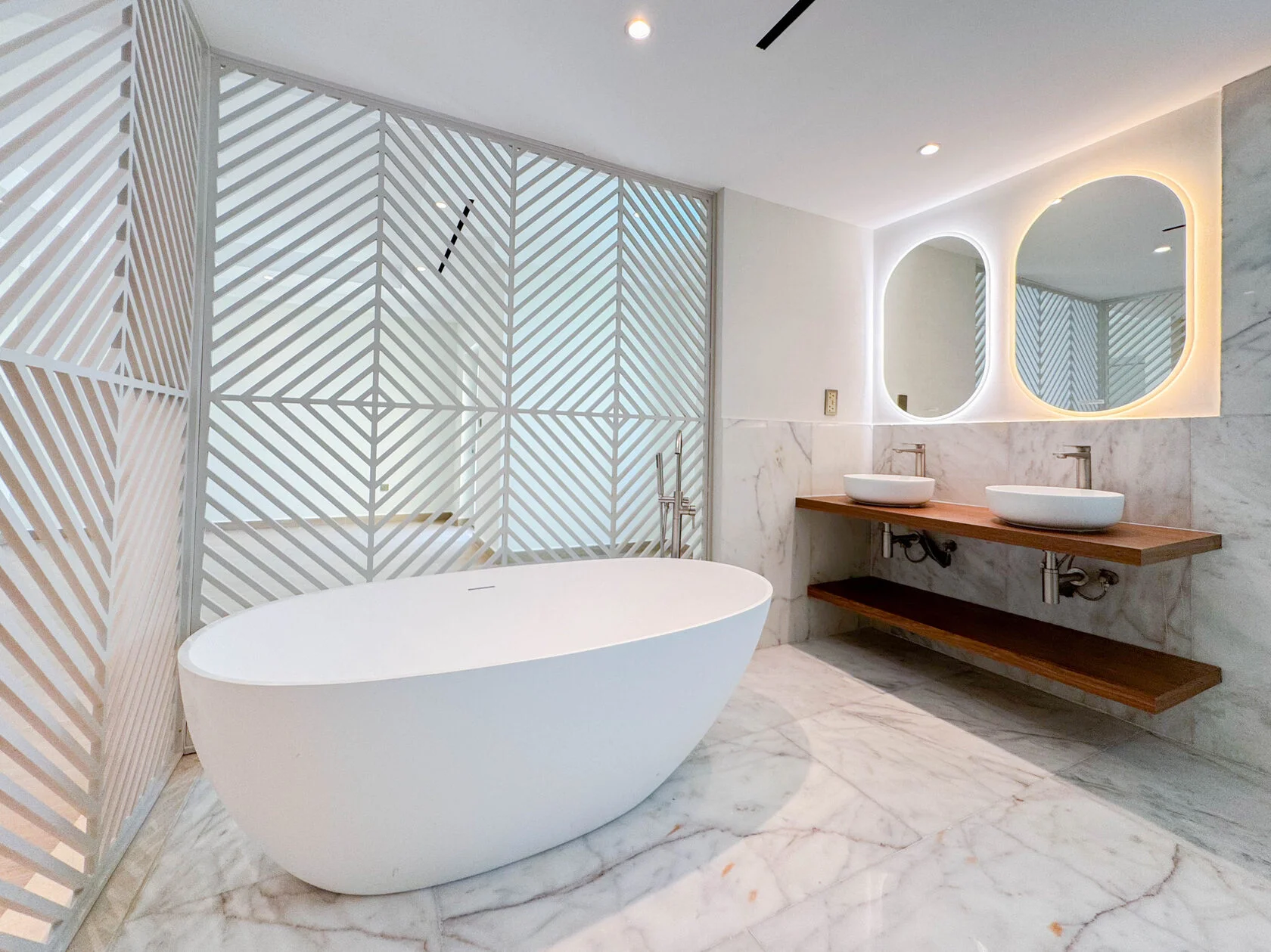 5-Bed Arabian-Style Villa – bathroom with freestanding bath and louvred screen