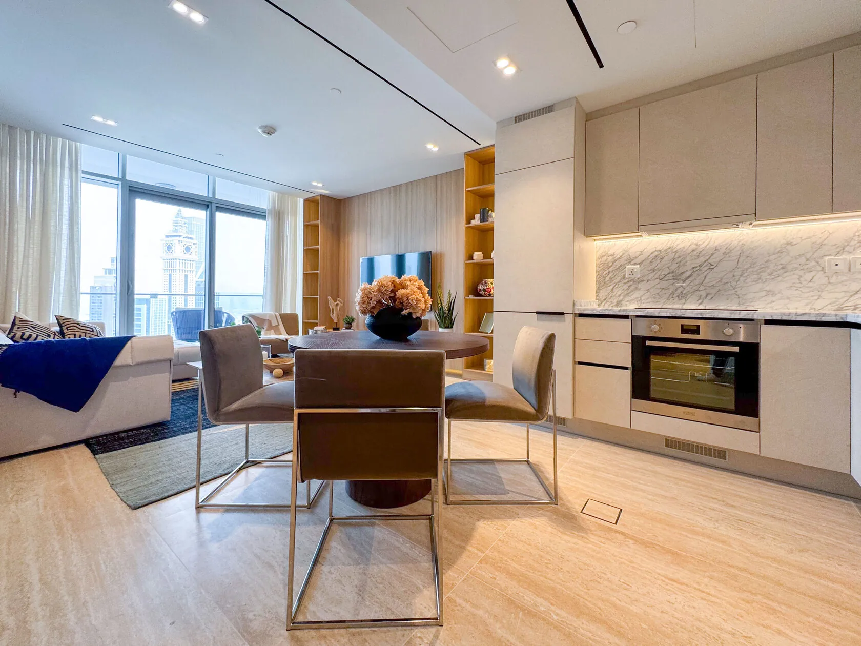 Scandi-Style 1-Bed Apartment – dining area and kitchen with city view
